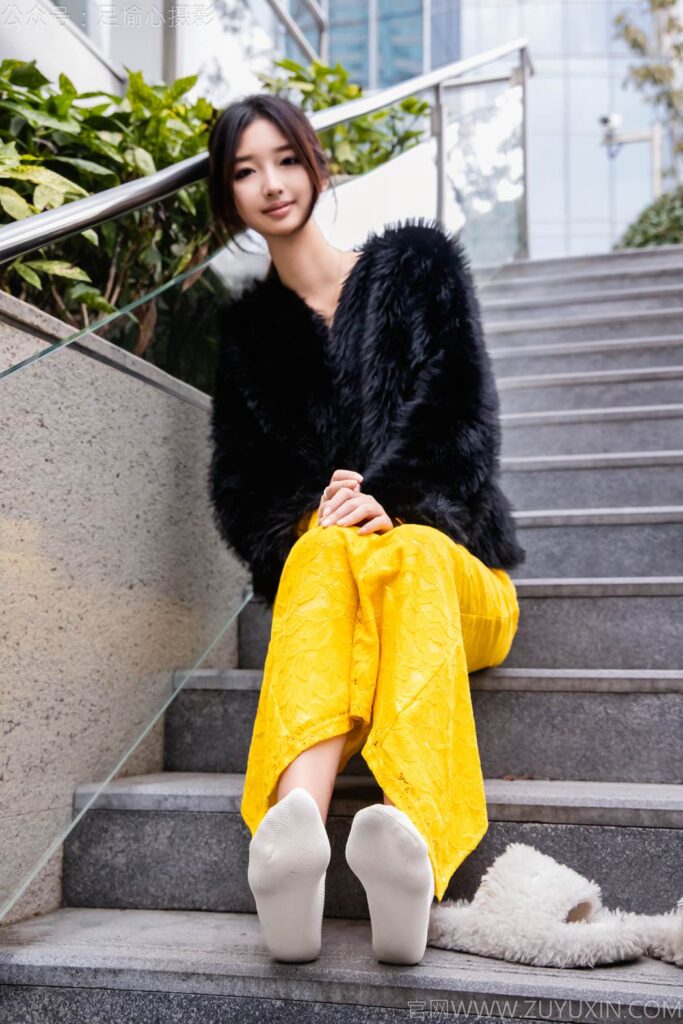 足愉心 NO.010 星朵（搭配：黑色毛衫、黄色连衣裙、绒毛拖鞋、白色棉袜、裸足）[110P/2V/13.6GB]插图2