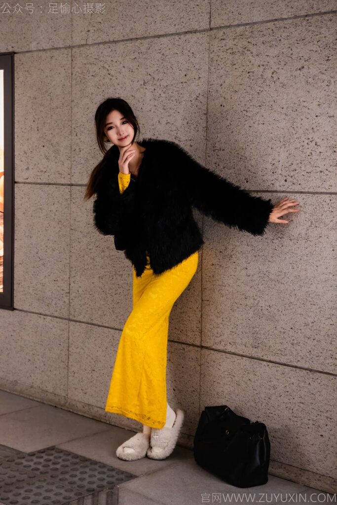 足愉心 NO.010 星朵（搭配：黑色毛衫、黄色连衣裙、绒毛拖鞋、白色棉袜、裸足）[110P/2V/13.6GB]插图1