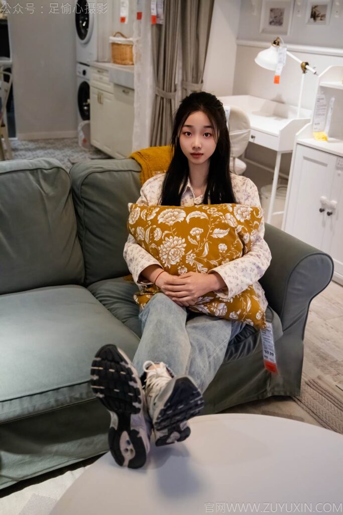 足愉心 NO.012 奶芙（搭配：碎花衬衫、牛仔长裤、运动鞋、白色棉袜、裸足）[110P/2V/14.5GB]插图2