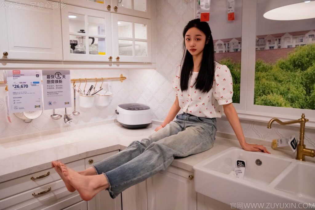 足愉心 NO.012 奶芙（搭配：碎花衬衫、牛仔长裤、运动鞋、白色棉袜、裸足）[110P/2V/14.5GB]插图