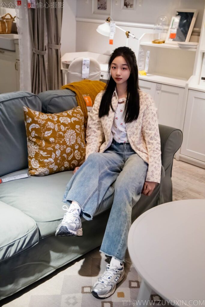 足愉心 NO.012 奶芙（搭配：碎花衬衫、牛仔长裤、运动鞋、白色棉袜、裸足）[110P/2V/14.5GB]插图1