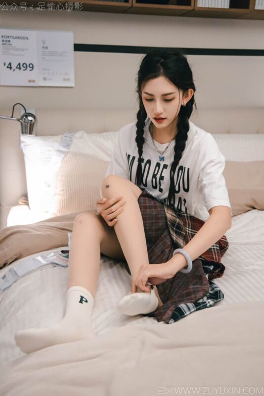足愉心 NO.015 可乐（搭配：红色夹克、白T、短裙、马丁靴、肉丝色袜、白棉袜）[120P/2V/12.8GB]-无料摄影圈