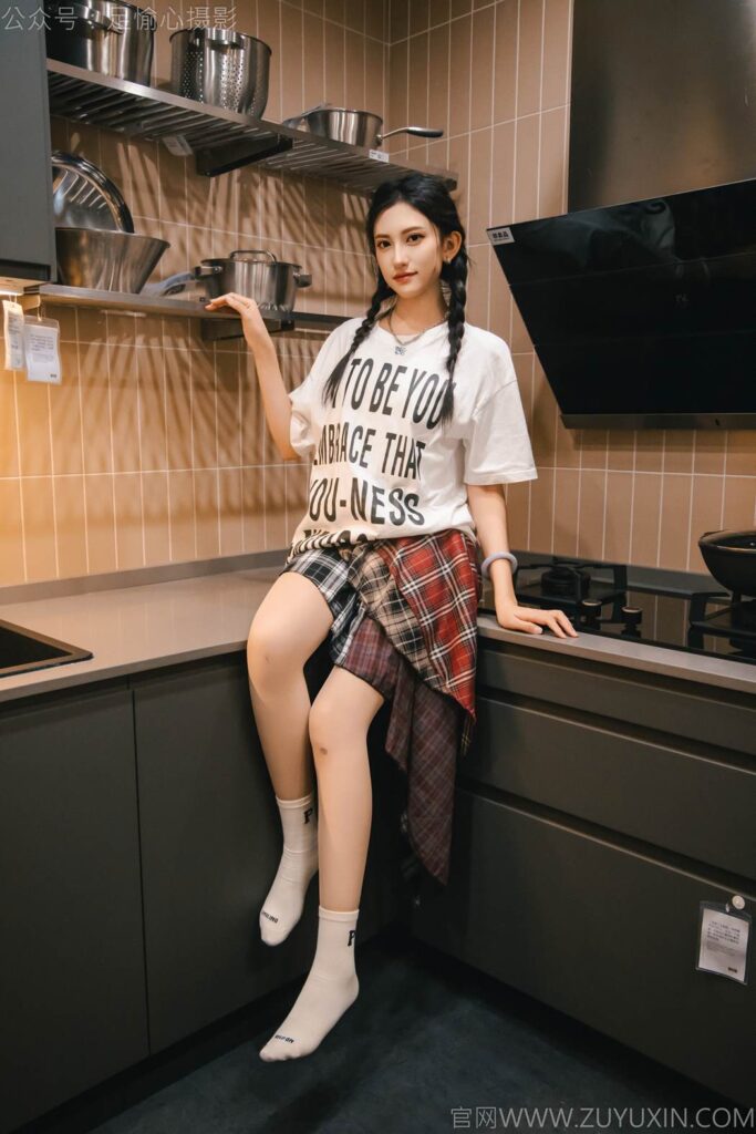 足愉心 NO.015 可乐（搭配：红色夹克、白T、短裙、马丁靴、肉丝色袜、白棉袜）[120P/2V/12.8GB]插图2