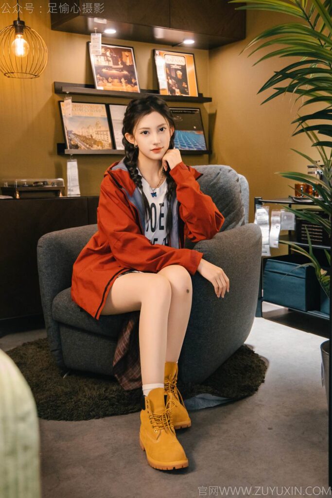 足愉心 NO.015 可乐（搭配：红色夹克、白T、短裙、马丁靴、肉丝色袜、白棉袜）[120P/2V/12.8GB]插图1