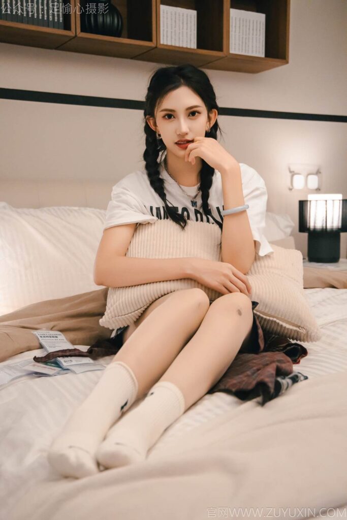 足愉心 NO.015 可乐（搭配：红色夹克、白T、短裙、马丁靴、肉丝色袜、白棉袜）[120P/2V/12.8GB]插图3