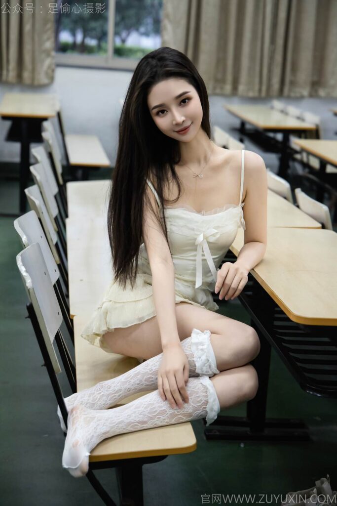 足愉心 NO.017 南南（搭配：针织长衣、白色吊带、运动鞋、白色丝袜、裸足）[110P/2V/9.49GB]插图2