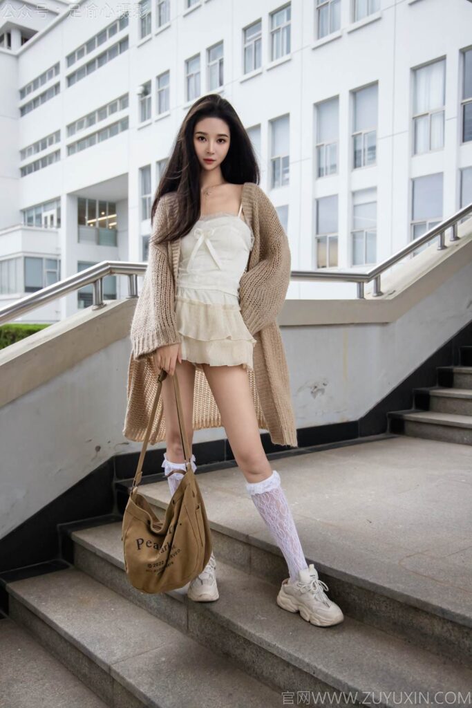 足愉心 NO.017 南南（搭配：针织长衣、白色吊带、运动鞋、白色丝袜、裸足）[110P/2V/9.49GB]插图