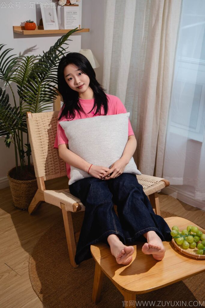 足愉心 NO.018 奶芙（搭配：粉色T恤、牛仔长裤、运动鞋、白色棉袜、裸足）[110P/2V/16.3GB]插图3