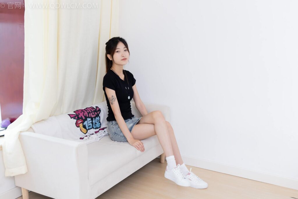 物恋传媒 NO.2399 小夏-板鞋、白棉袜、裸足[150P/1V/3.16GB]插图2