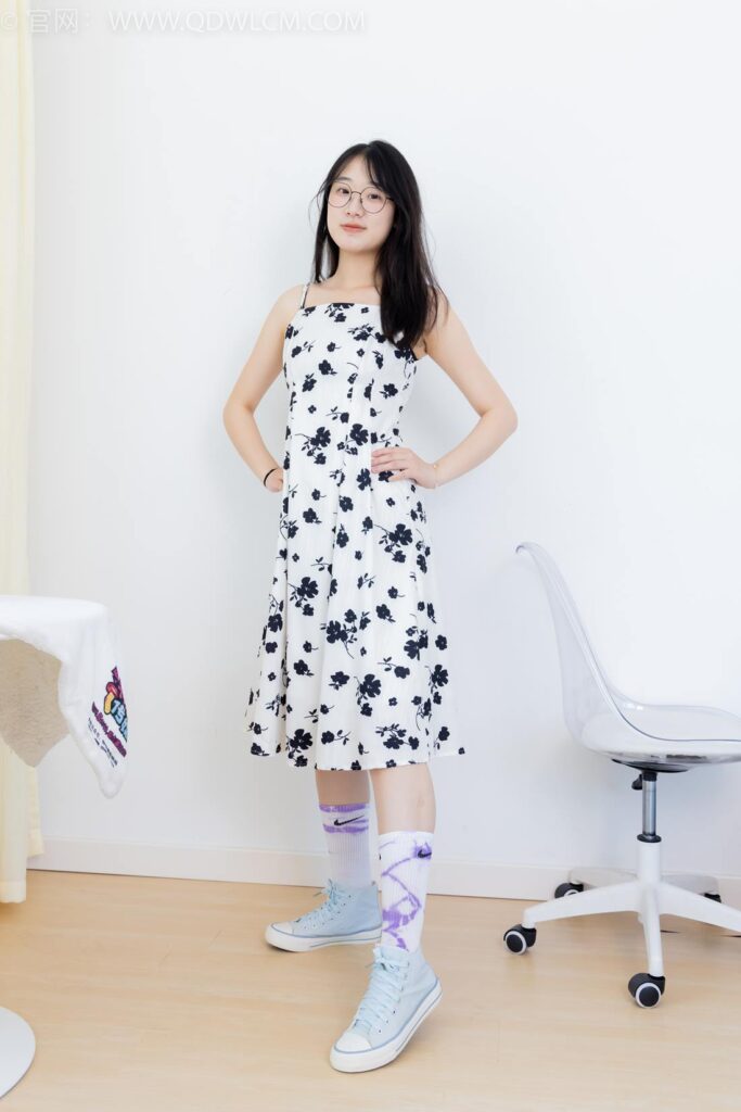 物恋传媒 NO.2403 小椿-帆布鞋、白紫棉袜、裸足[155P/1V/3.55GB]插图