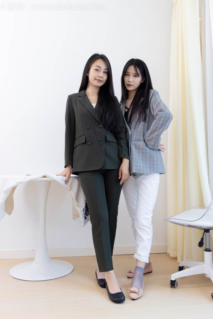 物恋传媒 NO.2412 菜菜&岚岚-平底鞋、短肉丝短灰丝、裸足[160P/1V/5.22GB]插图1