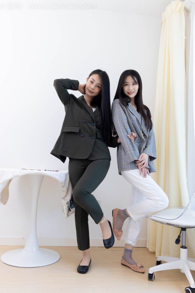 物恋传媒 NO.2412 菜菜&岚岚-平底鞋、短肉丝短灰丝、裸足[160P/1V/5.22GB]插图2