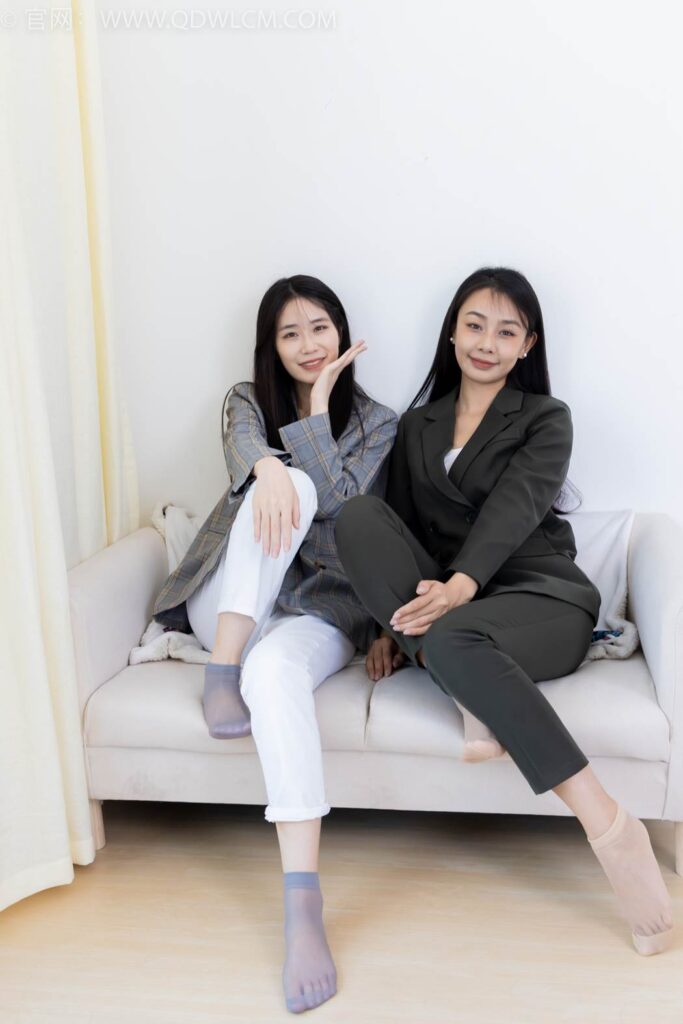 物恋传媒 NO.2412 菜菜&岚岚-平底鞋、短肉丝短灰丝、裸足[160P/1V/5.22GB]插图3