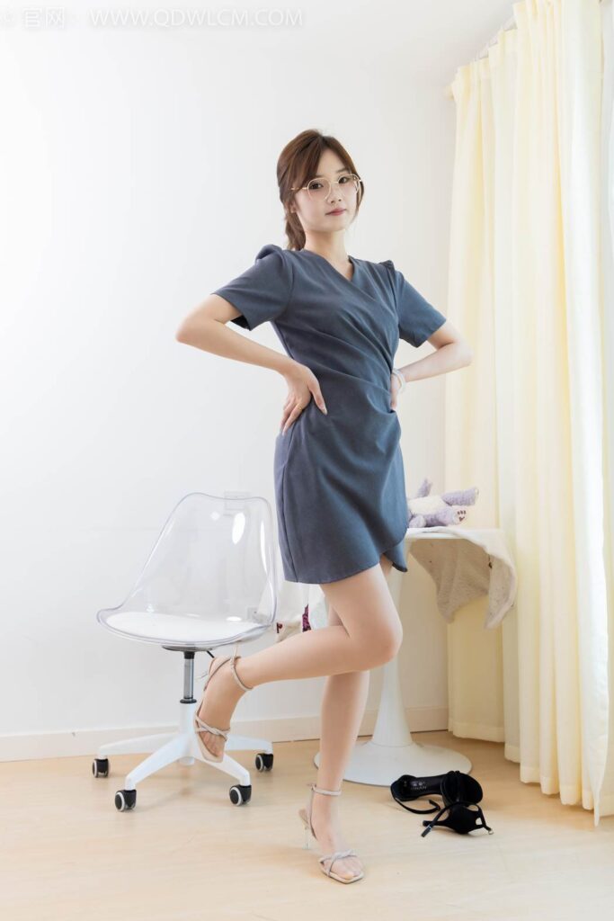 物恋传媒 NO.2413 橙子-三双高跟凉鞋、薄肉丝、裸足[150P/1V/5.81GB]插图1