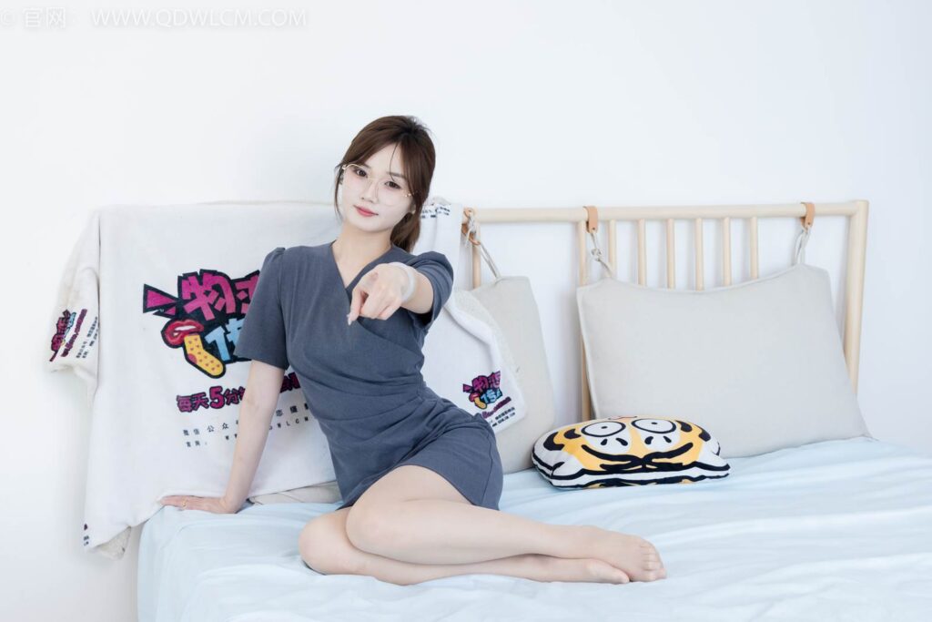 物恋传媒 NO.2413 橙子-三双高跟凉鞋、薄肉丝、裸足[150P/1V/5.81GB]插图2