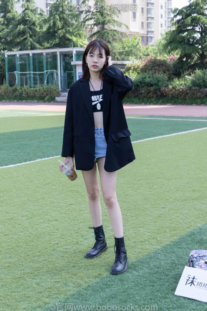 [BoBoSocks袜啵啵]NO.010 小甜豆-马丁靴、白色短棉袜、裸足 [117P+1V/3.38GB]插图1