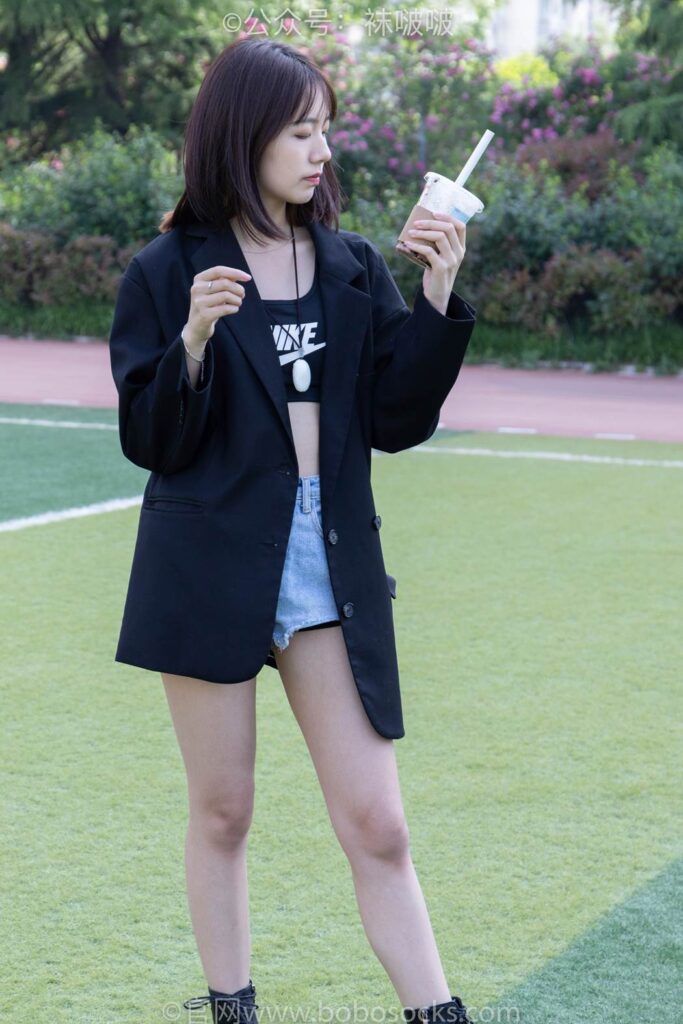 [BoBoSocks袜啵啵]NO.010 小甜豆-马丁靴、白色短棉袜、裸足 [117P+1V/3.38GB]插图2