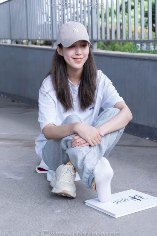 [BoBoSocks袜啵啵]NO.012 泡芙-运动鞋、白棉袜、裸足 [132P/1V/3.65GB]-无料摄影圈