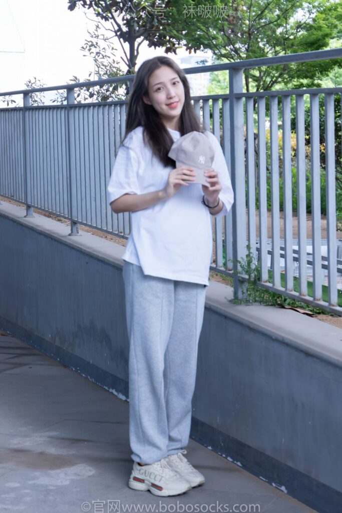 [BoBoSocks袜啵啵]NO.012 泡芙-运动鞋、白棉袜、裸足 [132P/1V/3.65GB]插图2