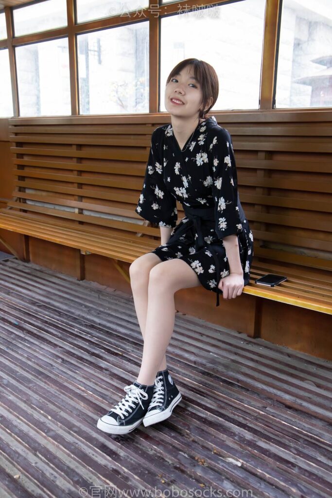 [BoBoSocks袜啵啵]NO.013 小甜豆-匡威帆布鞋、浅灰色短棉袜、肉丝 [132P/1V/8.07GB]插图1