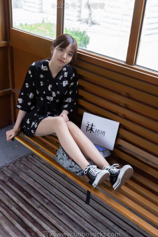 [BoBoSocks袜啵啵]NO.013 小甜豆-匡威帆布鞋、浅灰色短棉袜、肉丝 [132P/1V/8.07GB]-无料摄影圈