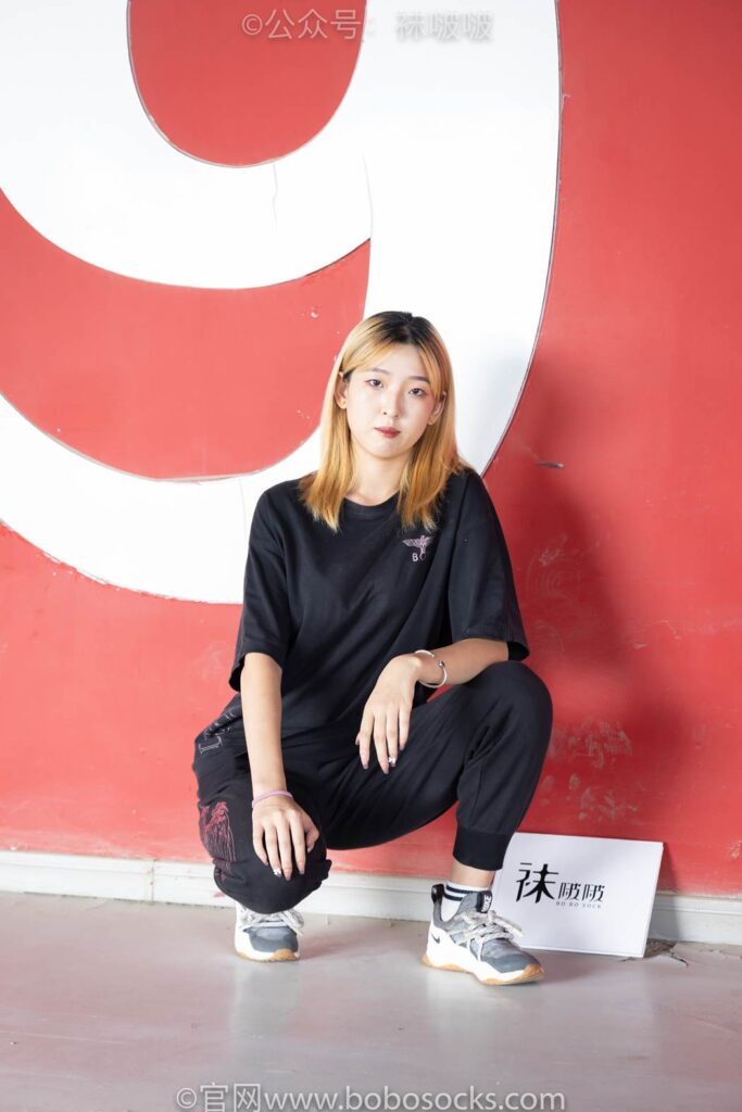 [BoBoSocks袜啵啵]NO.018 木木-运动鞋、白棉袜、裸足 [136P/1V/3.94GB]插图2