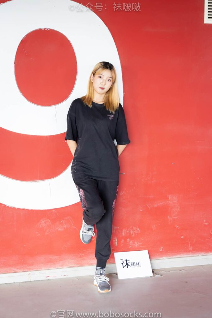 [BoBoSocks袜啵啵]NO.018 木木-运动鞋、白棉袜、裸足 [136P/1V/3.94GB]插图1