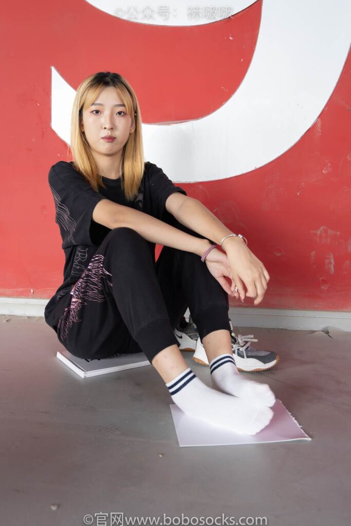 [BoBoSocks袜啵啵]NO.018 木木-运动鞋、白棉袜、裸足 [136P/1V/3.94GB]插图3