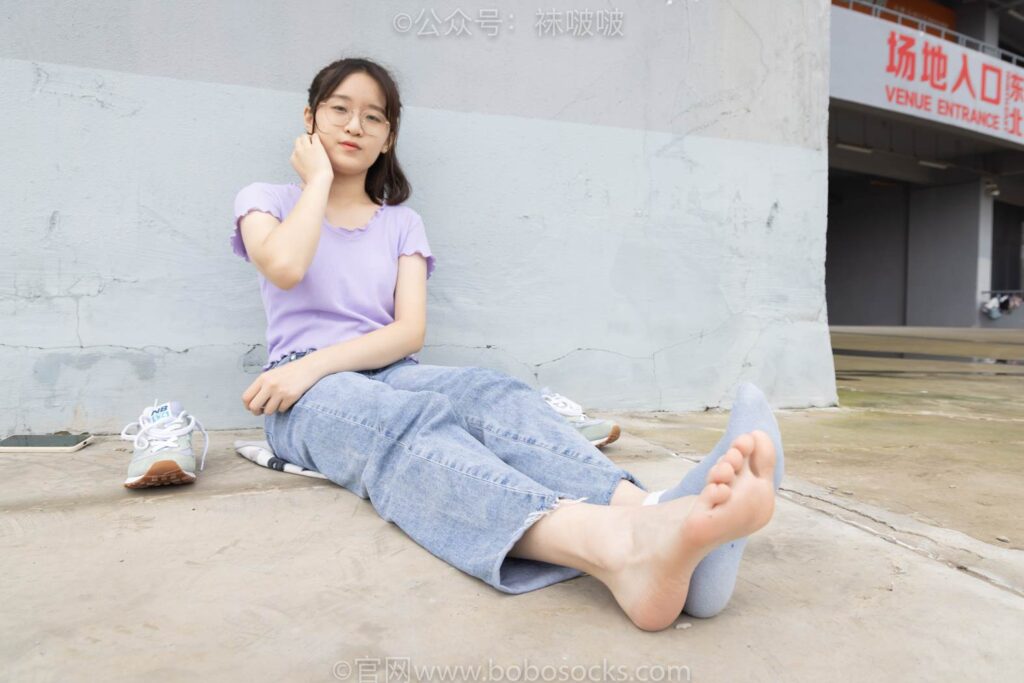 [BoBoSocks袜啵啵]NO.020 熊熊-NB运动鞋、蓝色短棉袜（踩脏）、裸足 [150P/1V/4.88GB]插图1