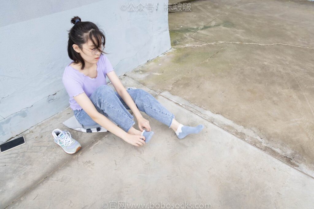 [BoBoSocks袜啵啵]NO.020 熊熊-NB运动鞋、蓝色短棉袜（踩脏）、裸足 [150P/1V/4.88GB]插图3