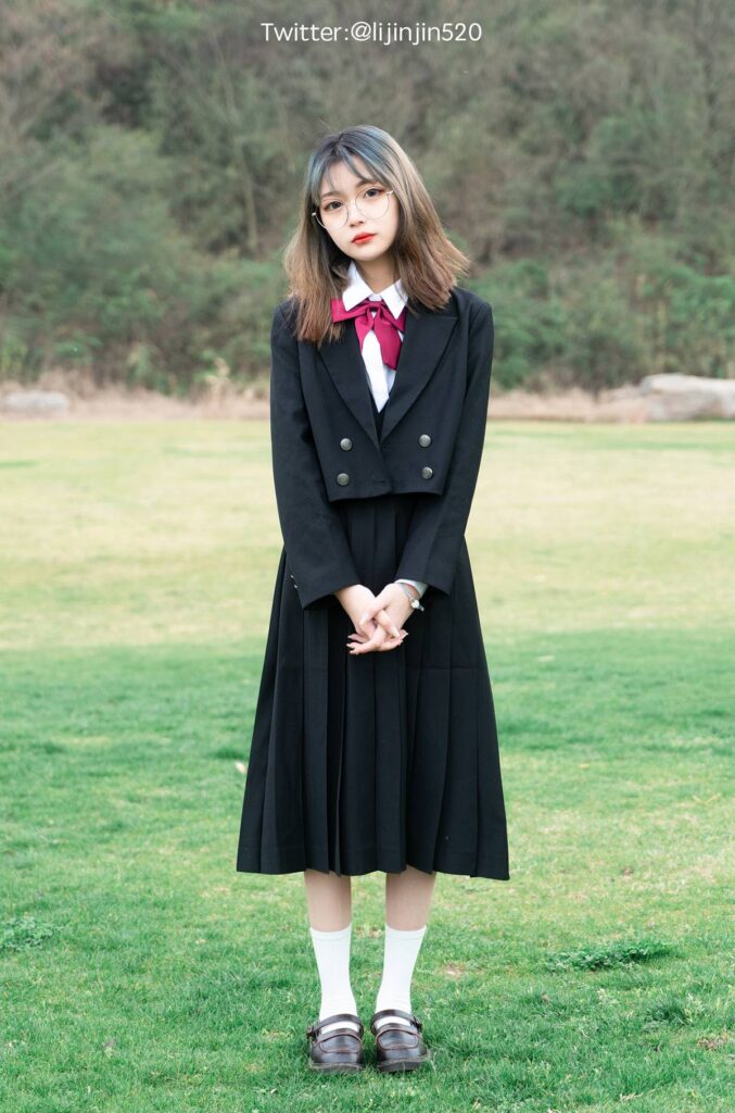 梨瑾瑾 NO.009 – 户外黑长服[20P/263MB]插图