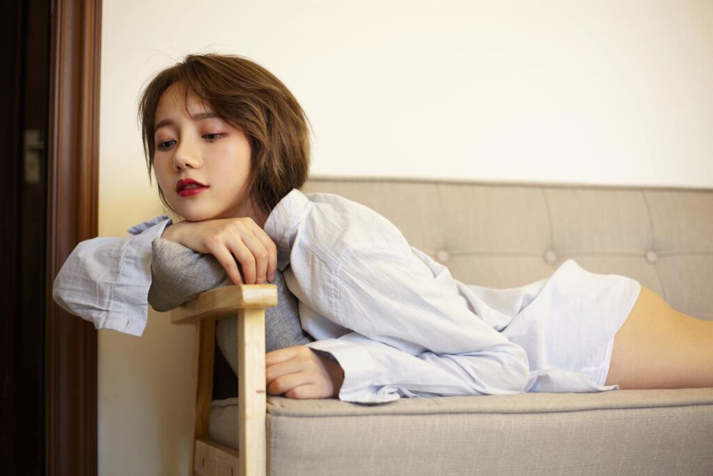 洛丽塔大哥 灰衬衫插图1