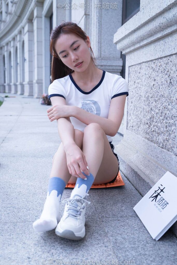 [BoBoSocks袜啵啵]NO.028 小米-运动鞋、白棉袜、裸足 [133P/1V/6.50GB]插图3