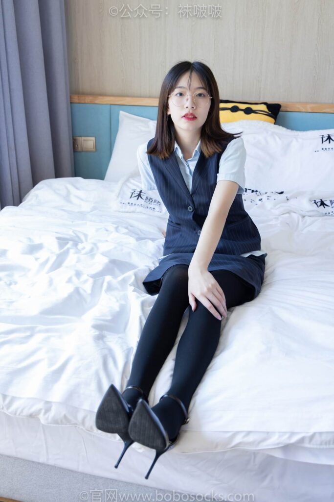 [BoBoSocks袜啵啵]NO.038 小甜豆-建行行服、高跟鞋、厚黑丝 [131P/1V/6.37GB]插图2