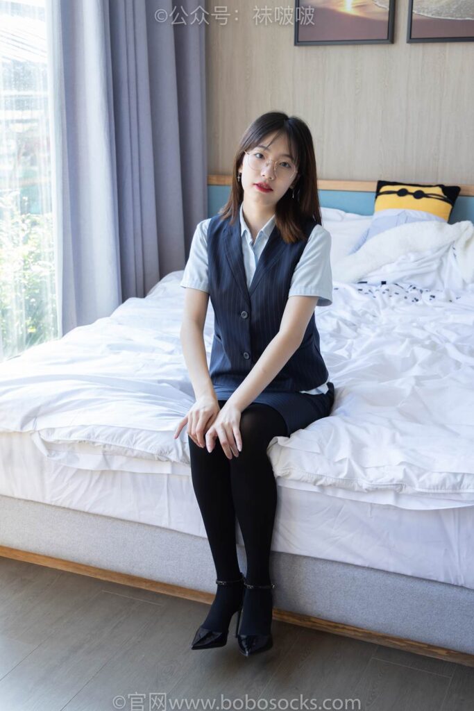 [BoBoSocks袜啵啵]NO.038 小甜豆-建行行服、高跟鞋、厚黑丝 [131P/1V/6.37GB]插图1