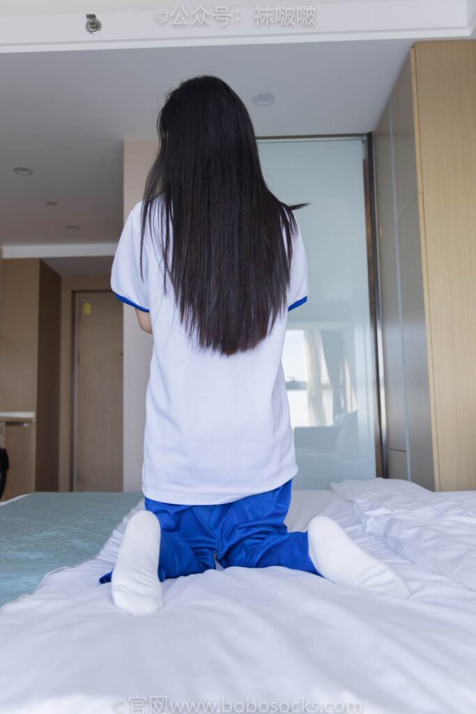 [BoBoSocks袜啵啵]NO.039 小奶熊-校服、vans帆布鞋、短白棉袜、裸足 [154P/1V/7.00GB]插图