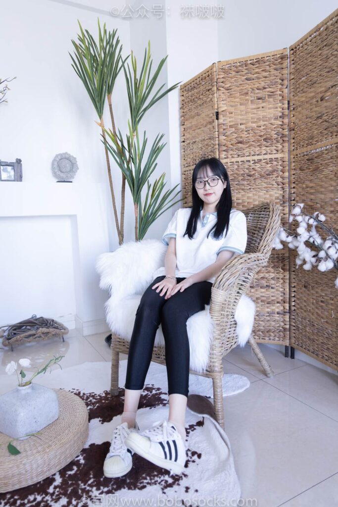 [BoBoSocks袜啵啵]NO.044 稚予-贝壳头、匡威帆布鞋、短肉丝 [154P/1V/5.40GB]插图1