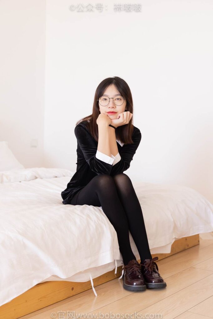 [BoBoSocks袜啵啵]NO.053 小甜豆-皮鞋、厚黑丝、黑色蕾丝船袜 [143P/1V/7.91GB]插图1