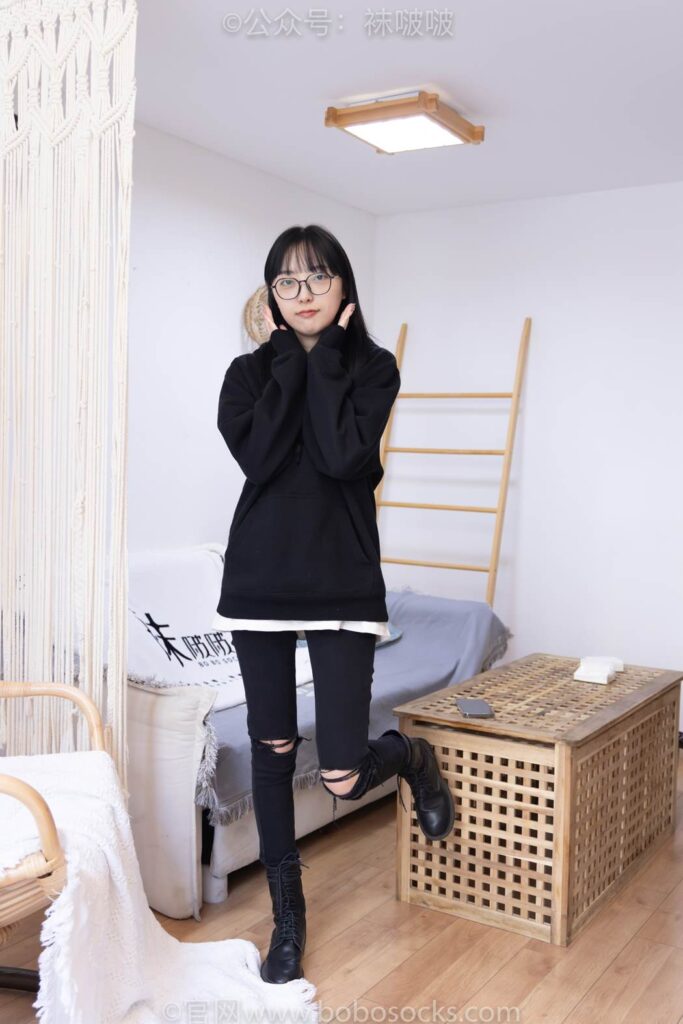 [BoBoSocks袜啵啵]NO.061 稚予-短靴、白棉袜、裸足 [145P/1V/6.96GB]插图1