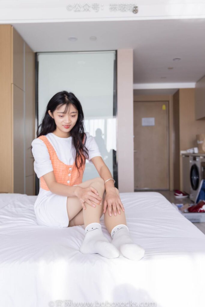 [BoBoSocks袜啵啵]NO.062 涵涵-运动鞋、白棉袜、厚肉丝 [145P/1V/6.63GB]插图3
