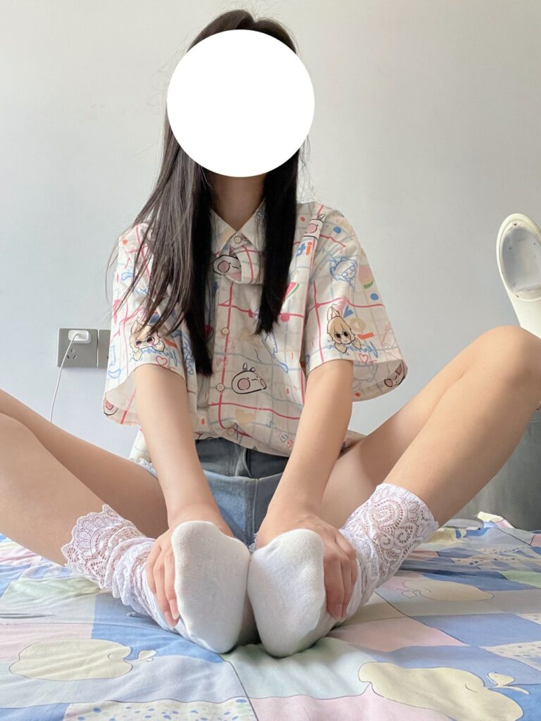 大学生镁足，居家第四期，白袜、黑灰丝、长筒袜、至服、裸足等各种状态都有哦! [224P/1.61G]插图