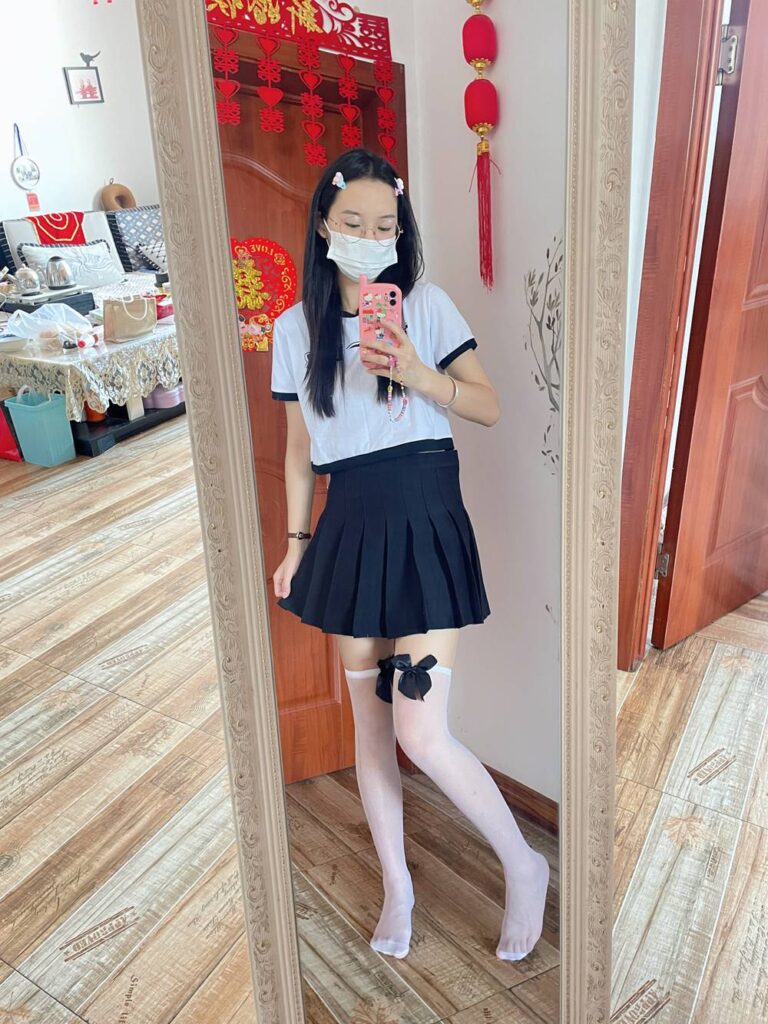 大学生镁足，居家第四期，白袜、黑灰丝、长筒袜、至服、裸足等各种状态都有哦! [224P/1.61G]插图2