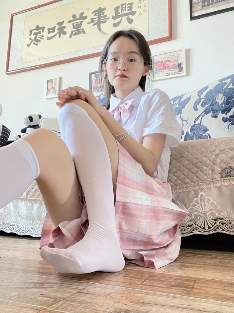 大学生镁足，居家第四期，白袜、黑灰丝、长筒袜、至服、裸足等各种状态都有哦! [224P/1.61G]插图1