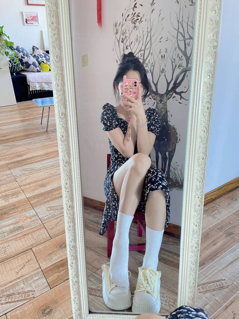 大学生镁足，居家第四期，白袜、黑灰丝、长筒袜、至服、裸足等各种状态都有哦! [224P/1.61G]插图3