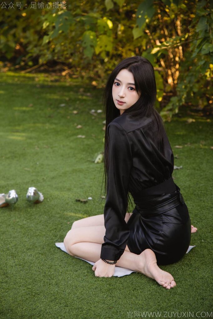 足愉心 NO.020 云悦（搭配：黑色衬衫、皮裙、高跟鞋、裸足）[120P/2V/11.2GB]插图