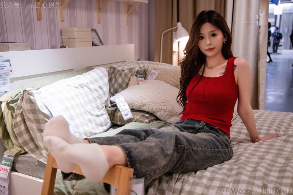 足愉心 NO.021 心凌（搭配：红色吊带、牛仔长裤、宽松板鞋、白色棉袜、裸足）[125P/2V/11.9GB]插图3