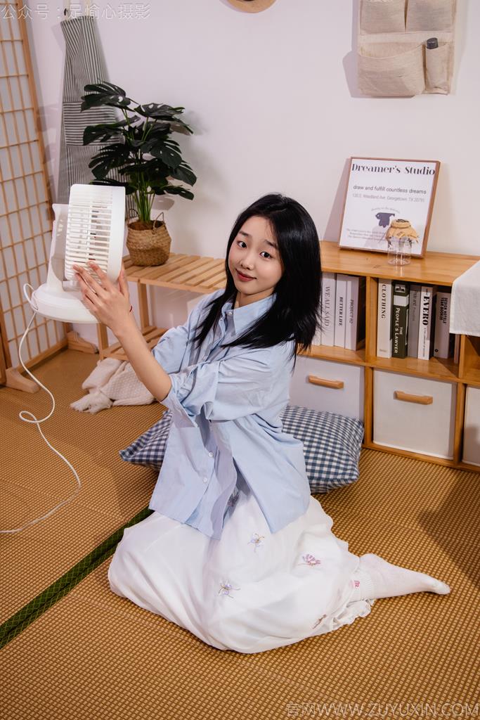 足愉心 NO.023 奶芙（搭配：蓝色衬衫、白色长裙、帆布鞋、白色棉袜、裸足）[111P/2V/16.2GB]插图3