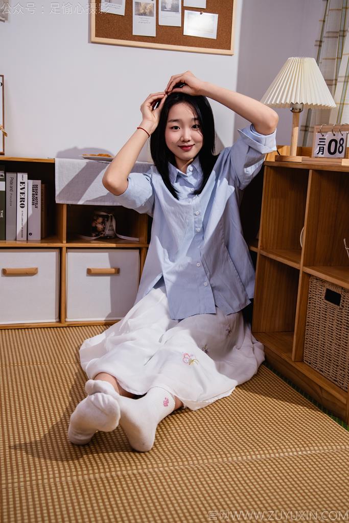 足愉心 NO.023 奶芙（搭配：蓝色衬衫、白色长裙、帆布鞋、白色棉袜、裸足）[111P/2V/16.2GB]插图2