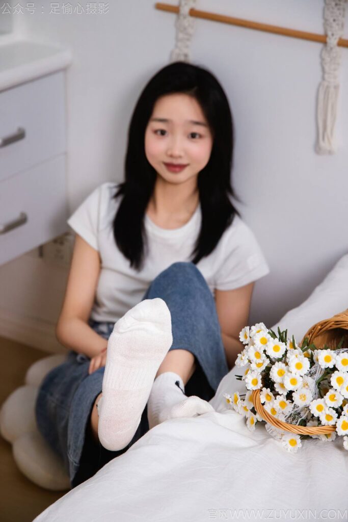 足愉心 NO.027 奶芙（搭配：白色T恤、牛仔长裤、德训鞋、白色棉袜、裸足）[110P/2V/19.4GB]插图