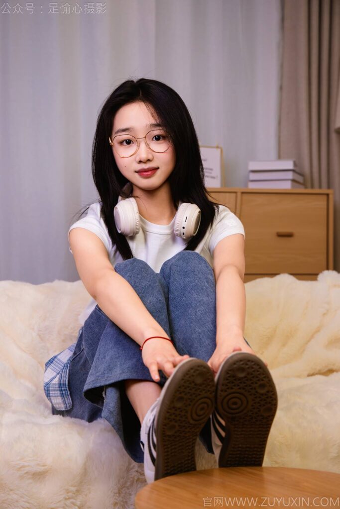 足愉心 NO.027 奶芙（搭配：白色T恤、牛仔长裤、德训鞋、白色棉袜、裸足）[110P/2V/19.4GB]插图2